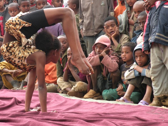 Circo del Buonumore. Dall’Etiopia arriva in Italia il Fekat Circus