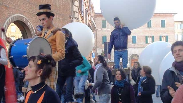 La Parata per le vie di Siena: i ragazzi dei circhi sociali di Circomondo insieme con la Compagnia Lanchi Longhi