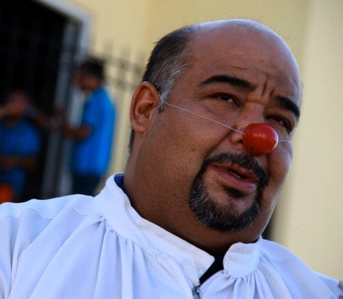Contro la violenza dilagante in Messico sacerdote celebra la messa col naso da clown